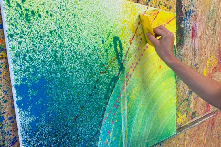 Action-Painting-Bild. Dabei wird die Farbe mit einer Spachtel von der Leinwand abgetragen.