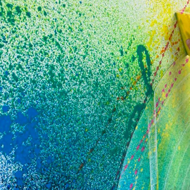 Dein Kleines Action-Painting für Erwachasene Hände mit grüner Farbe beschmiert