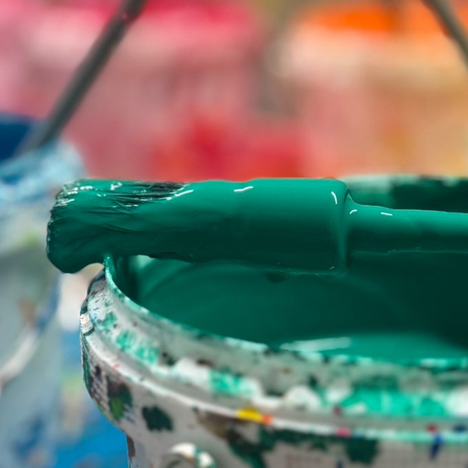 Ein in dunkler Farbe getränkter Pinsel.