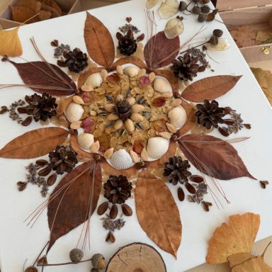Mandala aus getrockneten Blättern 