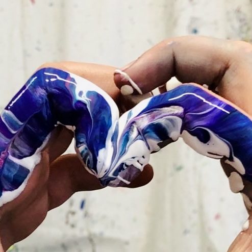 Die Kinderhände sind zu einem Herz geformt worden.