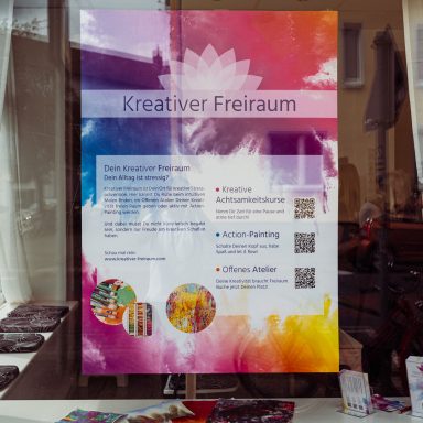 Fensterfront mit Plakat des Kreativen Freiraums