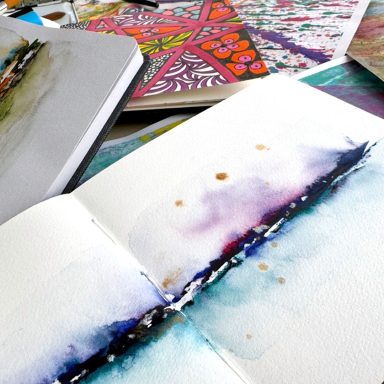 Blatt mit Aquarell in blauvioletten Tönen und etwas Goldfarbe