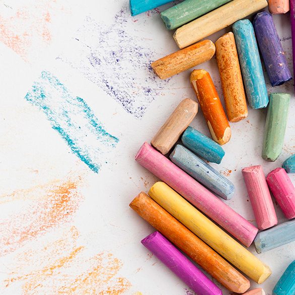 Bunte Pastellkreide auf einem Blatt Papier