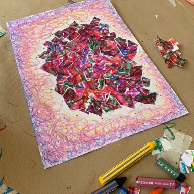 Buntes Bild mit Schnipseln aus Papier