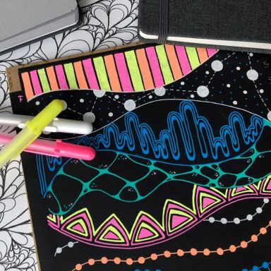 Neonfarben auf schwarzem Papier