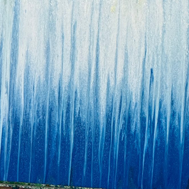 Leinwand mit blauer und weißer Farbe