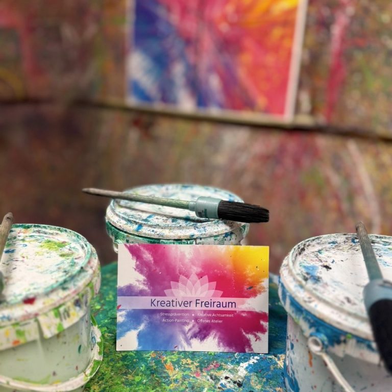 Kreativer Freiraum: Postkarte im Action-Painting Raum