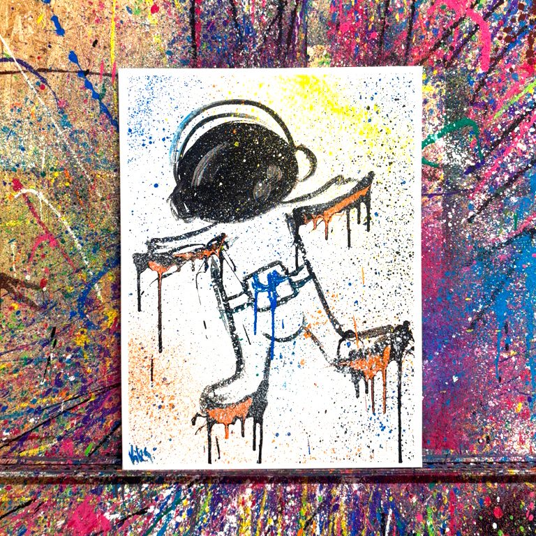 Das Action-Painting-Bild zeigt einen fliegenden Astronauten und Farbspritzer.