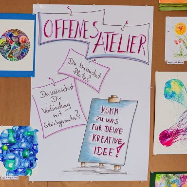 Poster und gemalte Bilder an der Wand