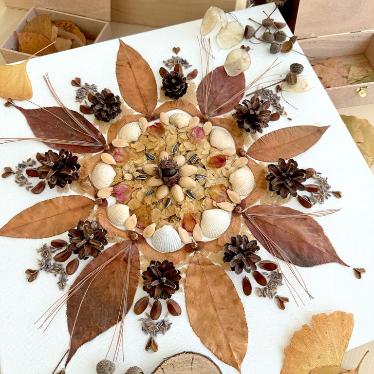 Ein gestaltetes Mandala aus getrockneten Naturmaterialien.